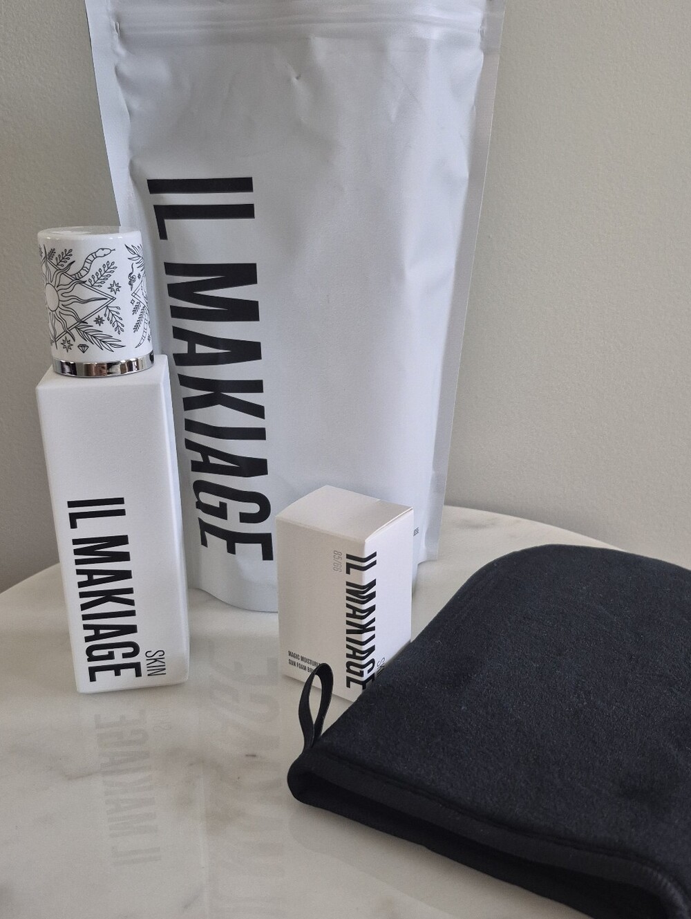 IL MAKIAGE White Magic 85/66 Moisturizing Sun Foam with Black Mitt And Brush